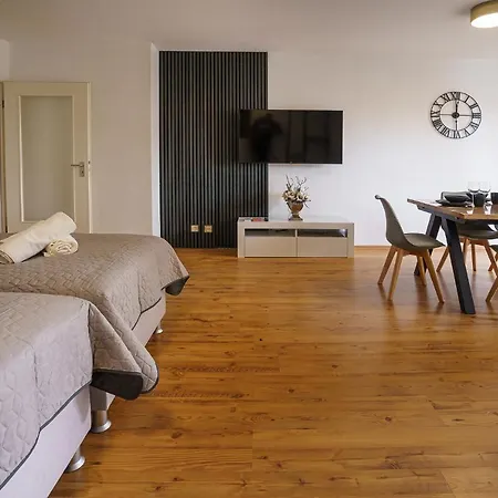 Immostay #2 -moderne Mit Zwei Balkonen, Wlan & Parkmoeglichkeit * שטור